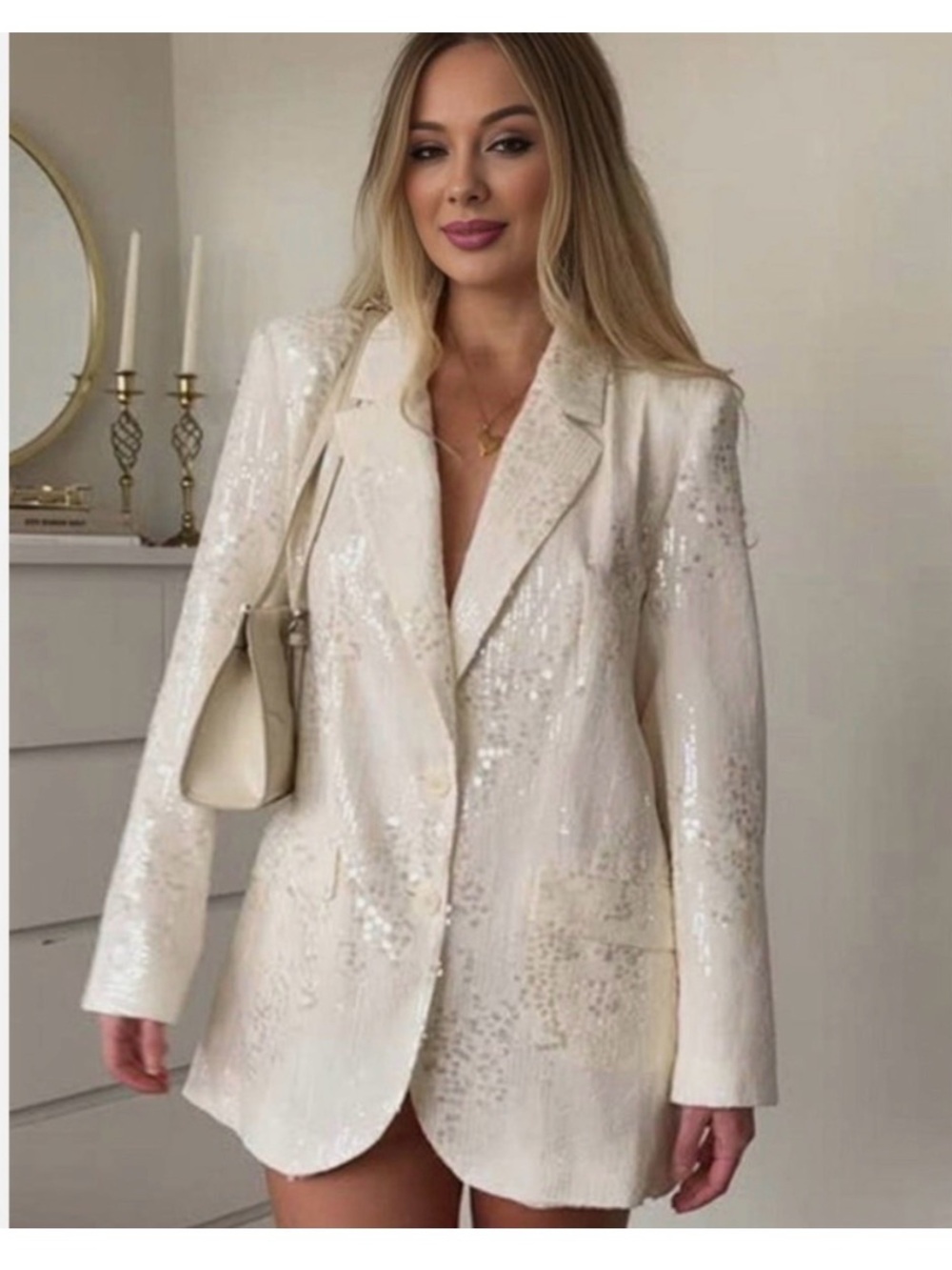 Long Sequin Blazer w/ Shoulder Pads
Oyster-white from Zara
